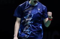 雷速体育比分直播-羽毛球比赛创纪录，选手登顶而立