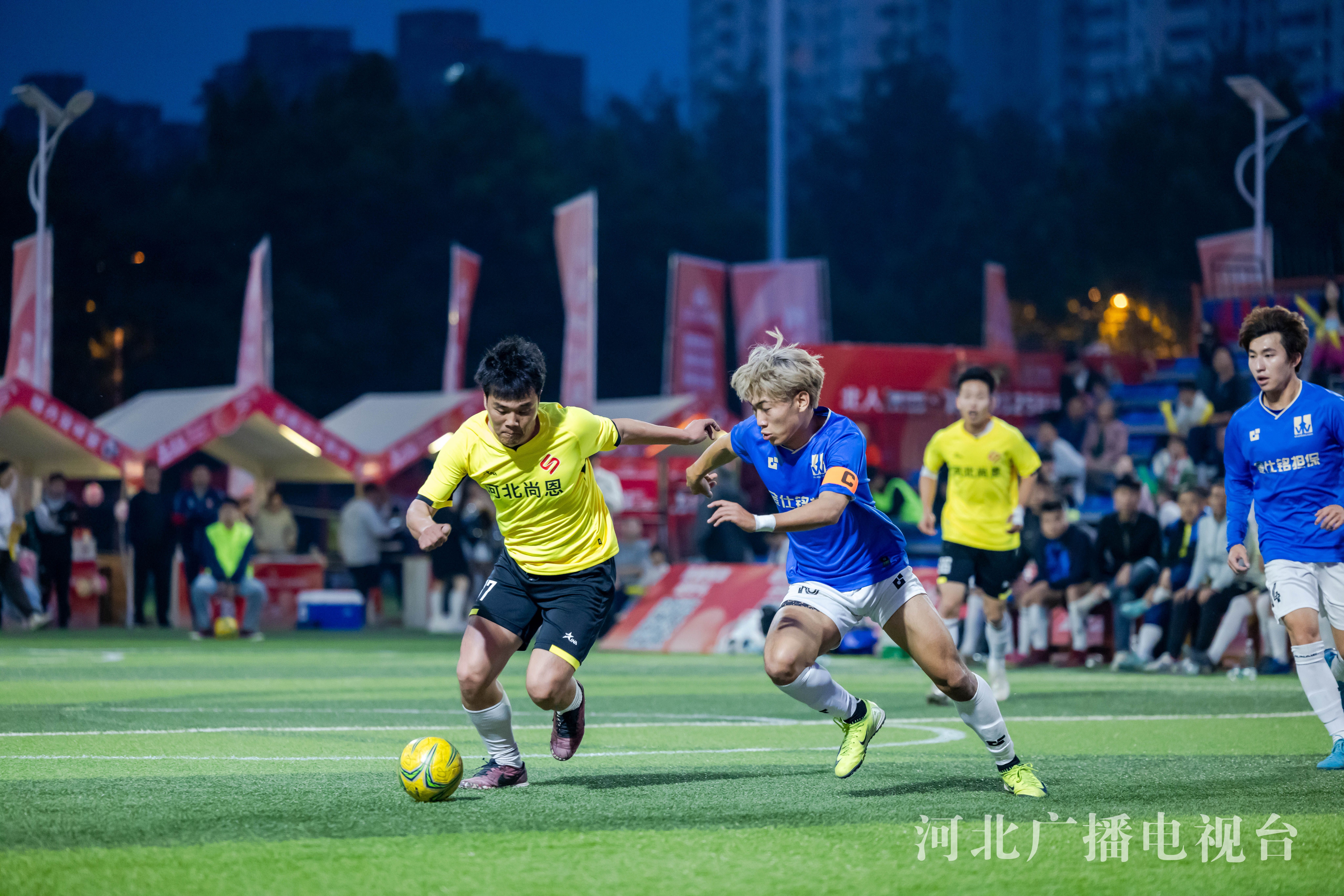 足球比赛引发球迷热议,队员们奋力拼搏争胜 足球比赛引发球迷热议,队员们奋力拼搏争胜