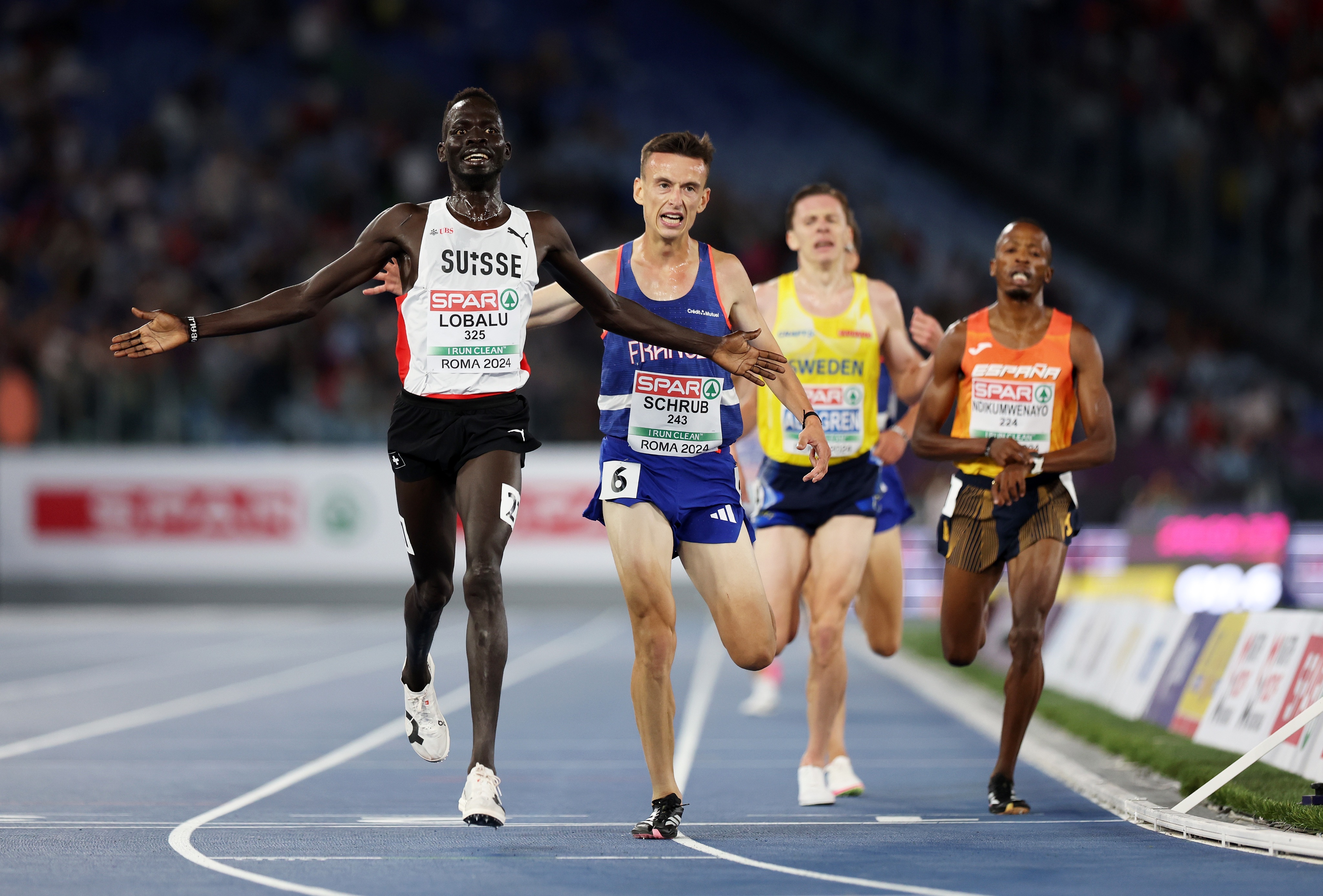 瑞士选手力压对手获得滑板比赛金牌