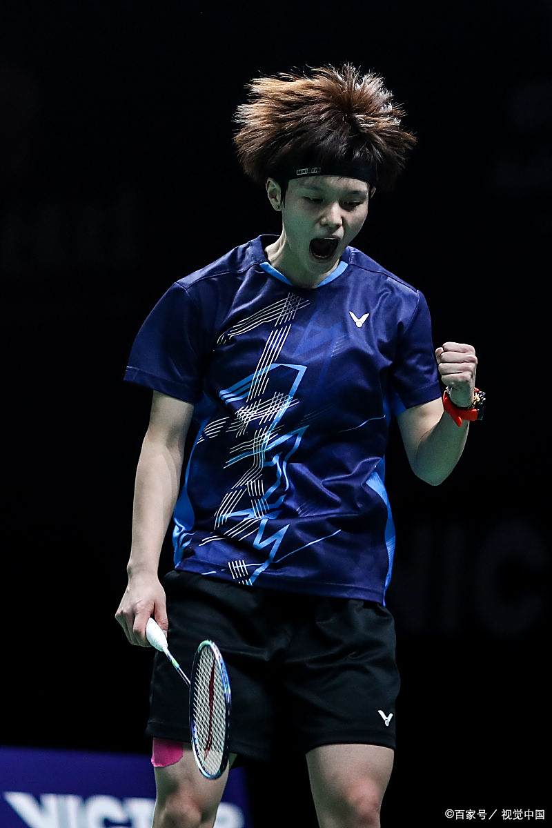 羽毛球比赛创纪录，选手登顶而立