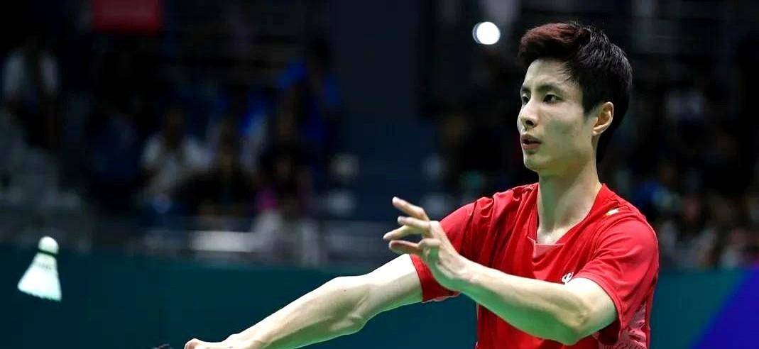 羽毛球比赛创纪录，选手登顶而立