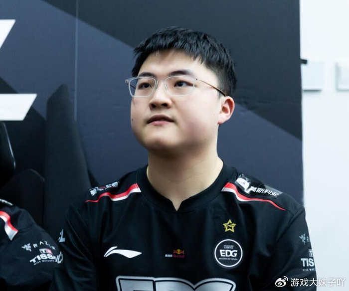 GEN鏖战CLG，Uzi团战一打五宿命之战八强赛，成为赛场最大亮点的简单介绍